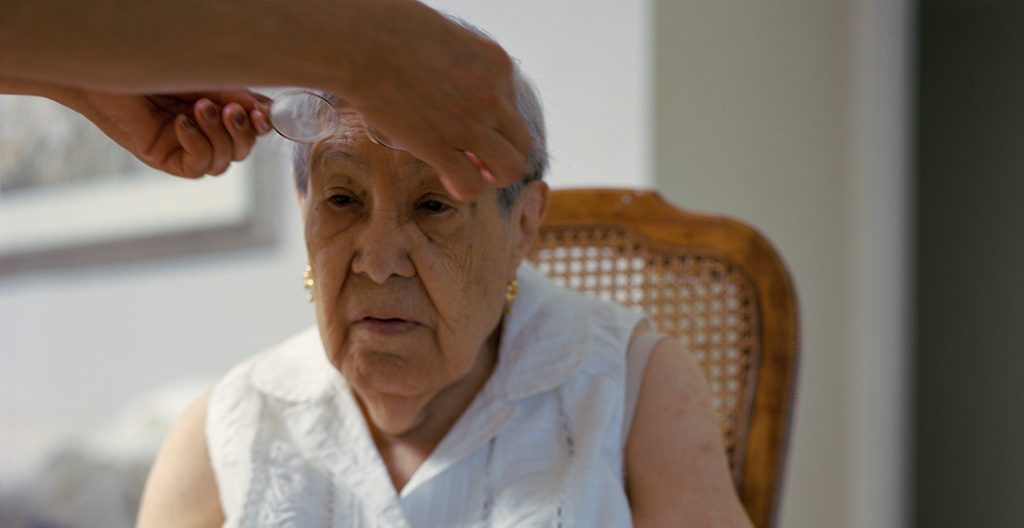 メキシコ系アメリカ人で、写真家でもあり教育者です。二つの文化から影響を受けたことが作品への大切なエッセンスとなっているということで、写真家、研究者、また教育者として、ラテン系のコミュニティと歴史、移住、帰属などを積極的にの探求しています。