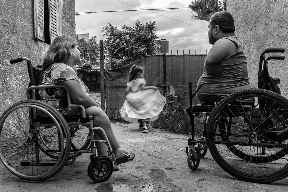 自身が経験した軍事独裁政権下での苦悩に突き動かされて心理学者の道を選び、多くの社会的問題に出会ったことでアートセラピーの調査を開始。 その過程で出会ったのが写真という表現方法だった。 中でも特に深く興味を持ったのがドキュメンタリー写真。