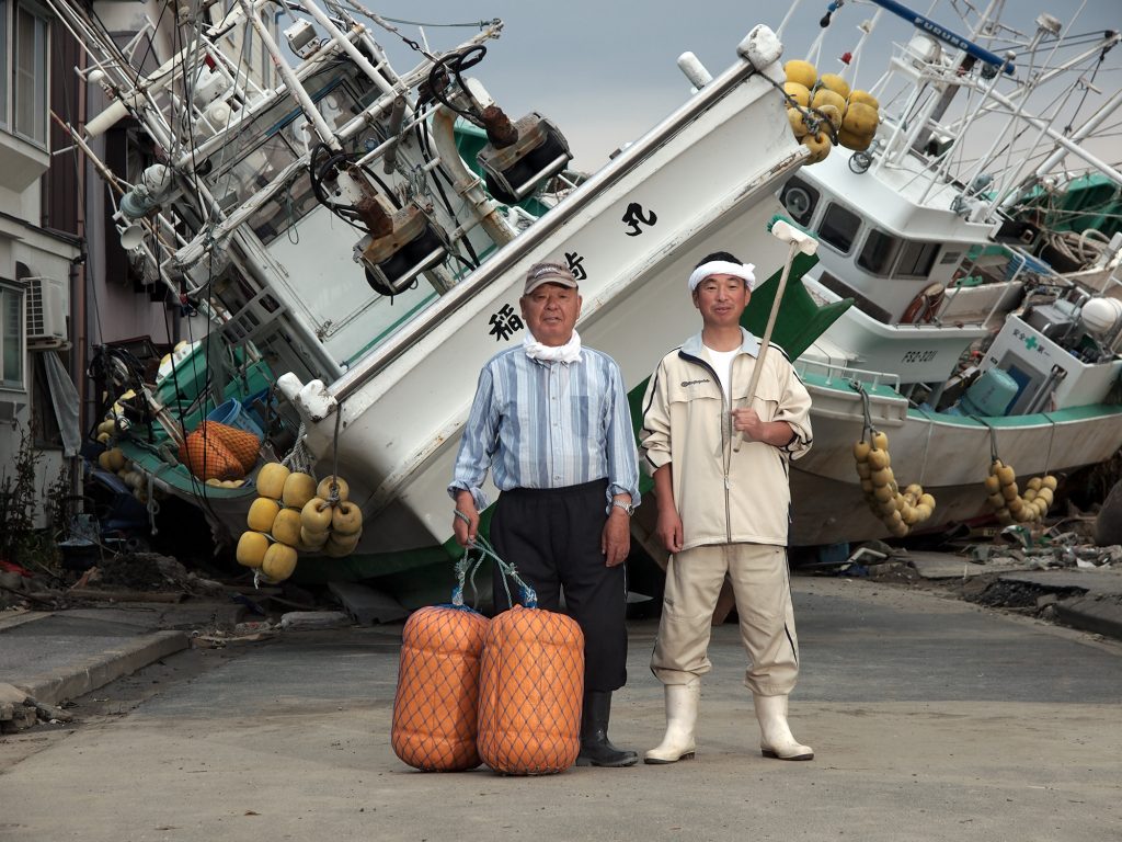 本展覧会のキューレーターで「親子」の写真を４０年間に割って撮影を続けているブルース・オズボーンは、「親子の日」のオリジネータートして、また、様々なテーマににチャレンジする写真家です。