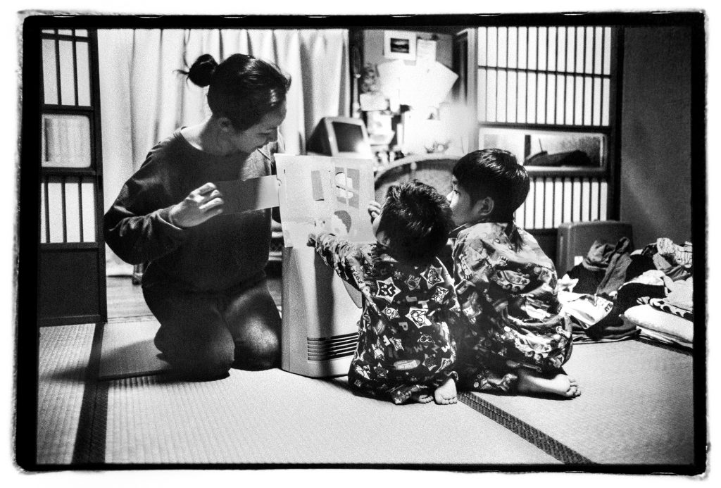 毎日新聞社のカメラマンだった父親の影響で、幼少の頃から写真撮影が日常だったという仁礼氏。雑誌カメラマンとして撮影をスタートしたのちに、ミュージシャンの肖像なども多く撮影。海、南の島、仲間と過ごす風景などを撮って、ほぼ毎日イトイ新聞の「写真で深呼吸。」に連載中。